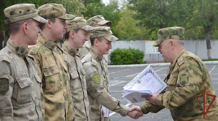В Уральском округе Росгвардии чествуют увольняемых в запас военнослужащих по призыву