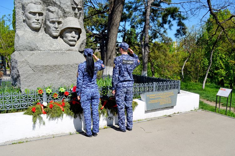 Росгвардейцы почтили память воинов-освободителей столицы Крыма от немецко-фашистских захватчиков