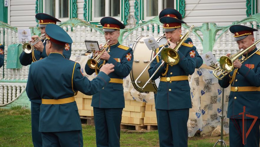 Парад под окнами: в Чувашии росгвардейцы поздравили ветеранов Великой Отечественной войны с Днем Победы