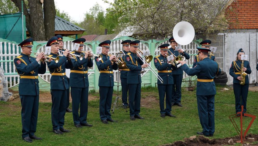 Парад под окнами: в Чувашии росгвардейцы поздравили ветеранов Великой Отечественной войны с Днем Победы