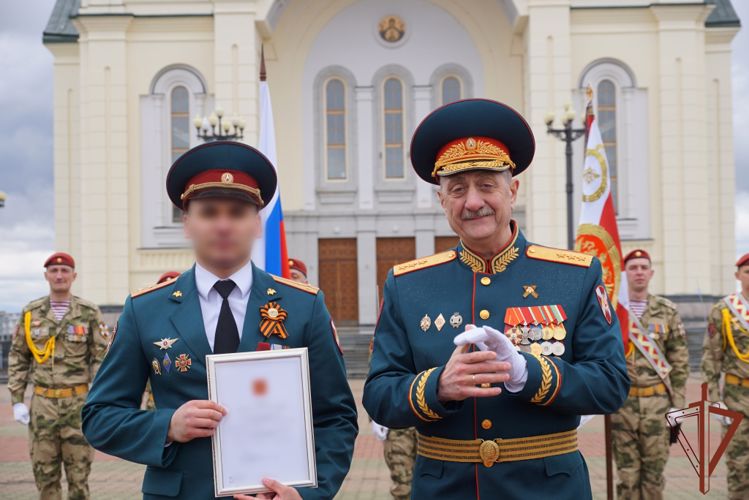 Командующий Восточным округом Росгвардии вручил награды личному составу