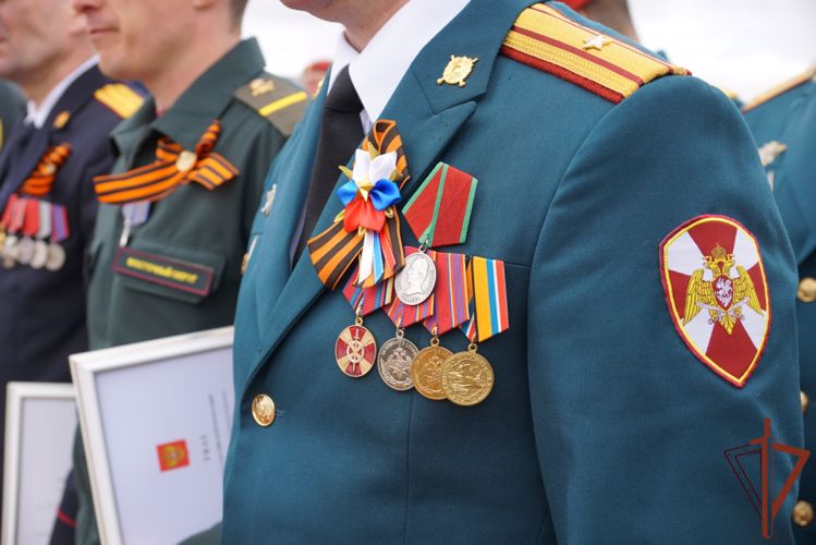 Командующий Восточным округом Росгвардии вручил награды личному составу