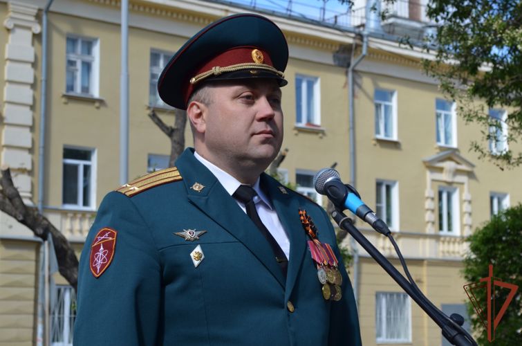 Патриотическую акцию «Парад у дома ветерана» поддерживают росгвардейцы на Урале