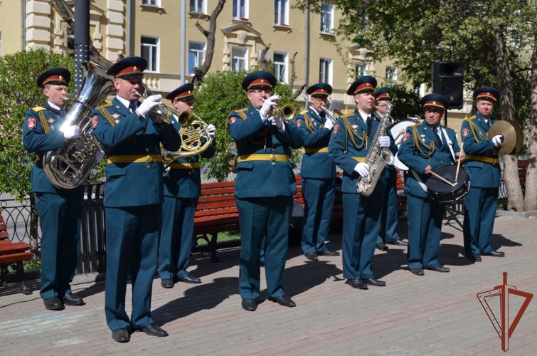 Патриотическую акцию «Парад у дома ветерана» поддерживают росгвардейцы на Урале