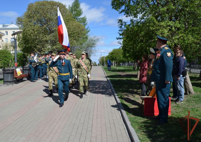 Патриотическую акцию «Парад у дома ветерана» поддерживают росгвардейцы на Урале