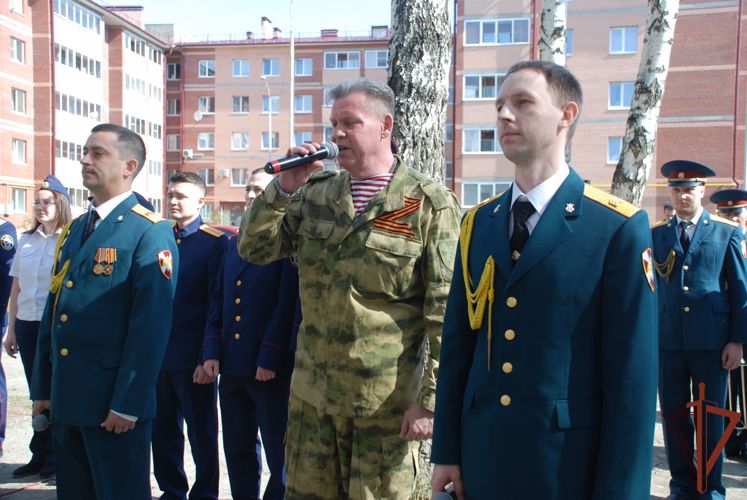 Росгвардейцы Уральского округа поздравили ветеранов Великой Отечественной войны с Днём Победы