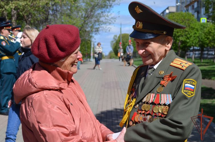 Патриотическую акцию «Парад у дома ветерана» поддерживают росгвардейцы на Урале