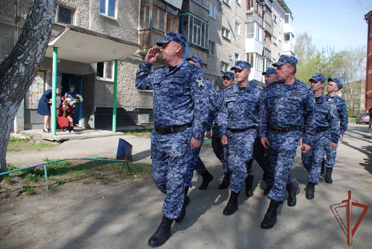 Росгвардейцы Уральского округа поздравили ветеранов Великой Отечественной войны с Днём Победы
