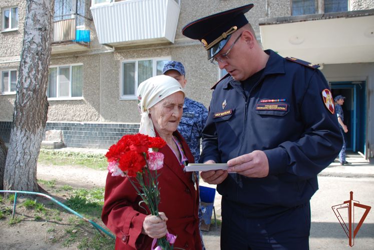 Росгвардейцы Уральского округа поздравили ветеранов Великой Отечественной войны с Днём Победы