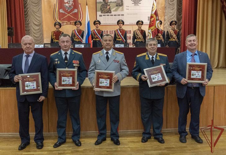 Командующий Центральным округом Росгвардии поздравил полк связи с 25-летием со дня образования