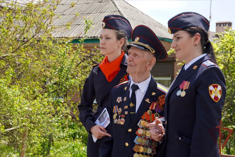 Росгвардейцы в Ростове-на-Дону поздравили с Днем Победы ветерана Великой Отечественной войны