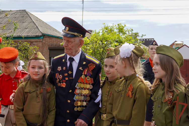 Росгвардейцы в Ростове-на-Дону поздравили с Днем Победы ветерана Великой Отечественной войны
