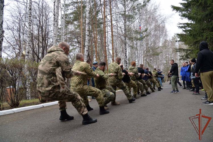 Личный состава Уральского округа Росгвардии принял участие в спортивном празднике по случаю 100-летия «Динамо»