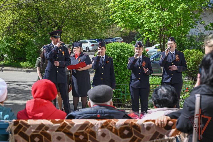 На Ставрополье росгвардейцы поддержали акцию «Концерт у дома ветерана» 