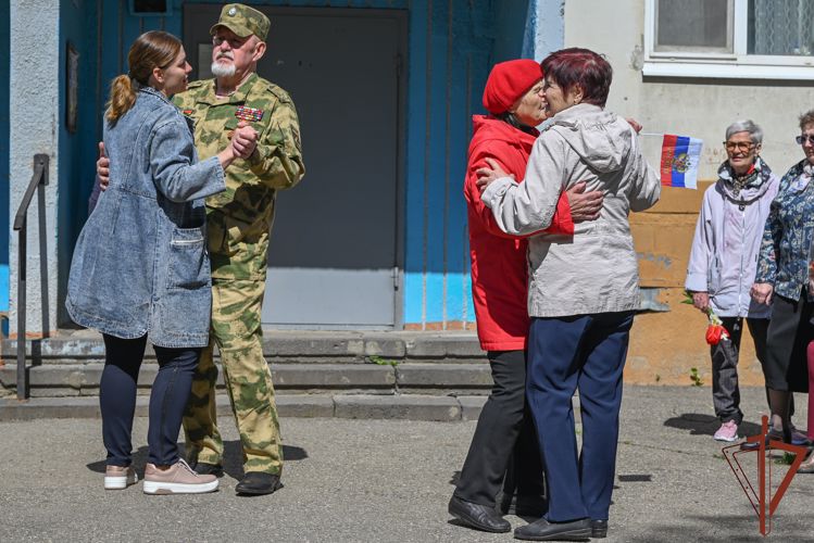 На Ставрополье росгвардейцы поддержали акцию «Концерт у дома ветерана» 