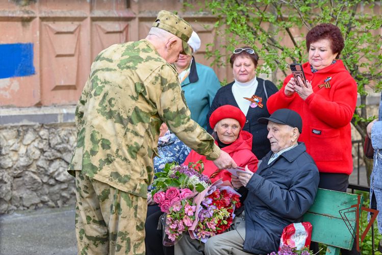 На Ставрополье росгвардейцы поддержали акцию «Концерт у дома ветерана» 