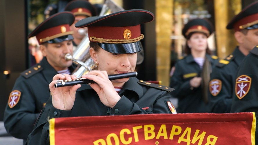 В Дагестане росгвардейцы провели персональный парад для ветерана Великой Отечественной войны 