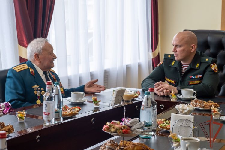 В Краснодаре росгвардейцы поздравили с наступающим Днем Победы ветерана Великой Отечественной войны  