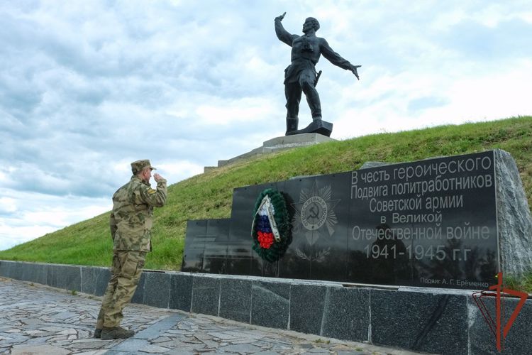 Начальник Главного военно-политического управления Росгвардии посетил подразделения в районе СВО