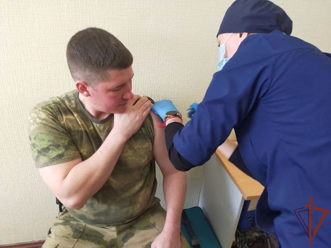 На Урале росгвардейцы поздравили медицинских сестёр с профессиональным праздником