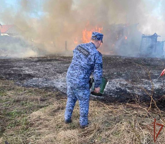 Патруль Росгвардии помог спасателям МЧС в ликвидации пожара в Тюменской области
