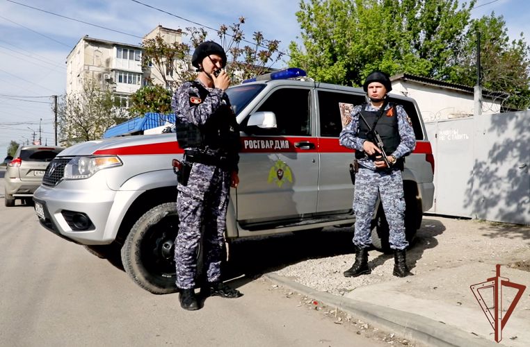 Сотрудники Росгвардии в Крыму участвуют во Всероссийской акции «Бессмертный автополк» (видео)