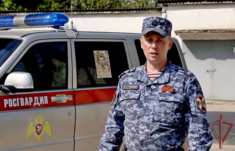 Сотрудники Росгвардии в Крыму участвуют во Всероссийской акции «Бессмертный автополк» (видео)