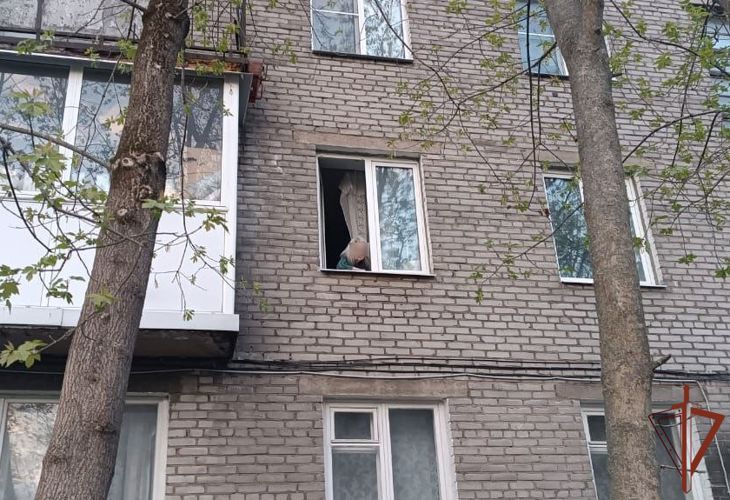 Сотрудники Росгвардии спасли пожилую женщину от падения из окна квартиры в Ленинградской области