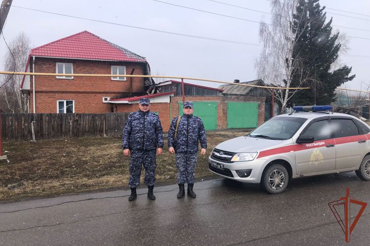 Семью с детьми спасли из огня росгвардейцы в Новосибирской области (видео)
