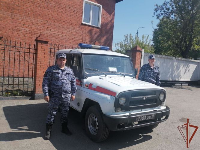 Росгвардейцы помогли в Кузбассе пострадавшему в автоаварии мужчине