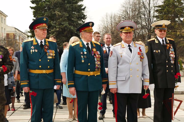 В Сибири росгвардейцы возложили цветы к мемориалам и почтили память погибших героев Великой Отечественной войны в День Победы