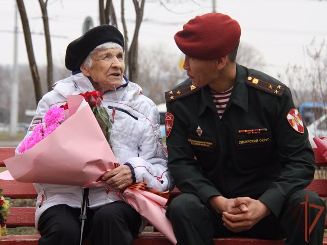 В Сибири росгвардейцы поздравляют ветеранов Великой Отечественной войны