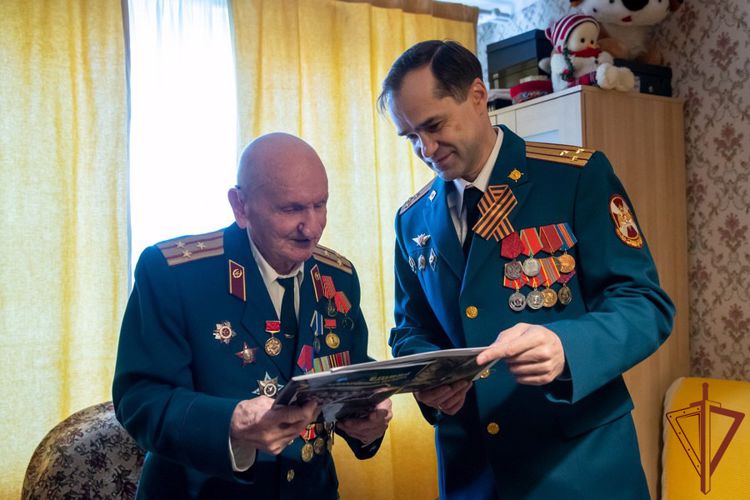 Росгвардейцы поздравили ветеранов войск правопорядка с Днем Победы 