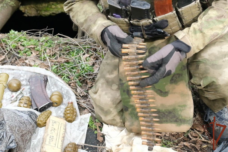 Большое количество оружия и боеприпасов националистов изъяли росгвардейцы при выполнении задач в ДНР (ВИДЕО)