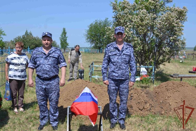 Сотрудники Росгвардии приняли участие в церемонии перезахоронения павшего красноармейца в Зауралье