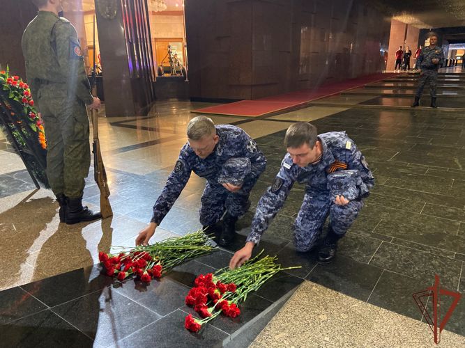 Сотрудники ЦСН вневедомственной охраны Росгвардии возложили цветы к мемориалу «Скорбь» на Поклонной горе