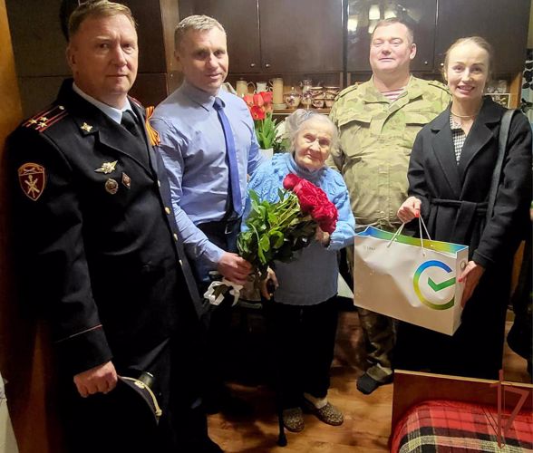 Росгвардейцы Центрального округа поздравили ветеранов Великой Отечественной войны с Днём Победы