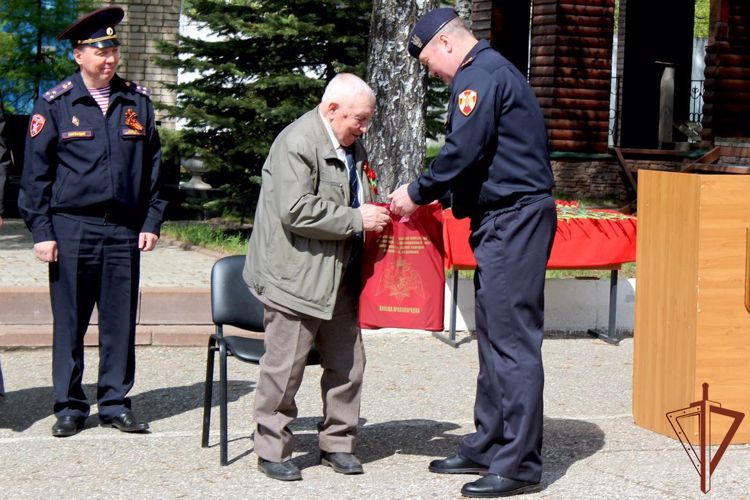 Росгвардейцы Центрального округа поздравили ветеранов Великой Отечественной войны с Днём Победы