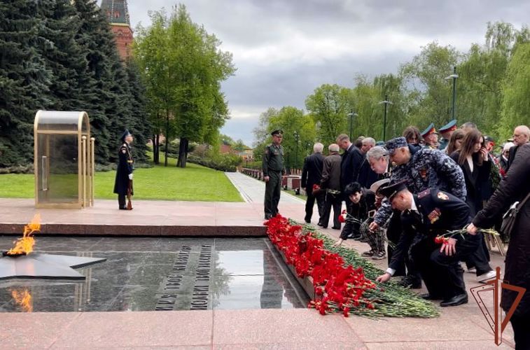 Сотрудники Центра специального назначения вневедомственной охраны Росгвардии возложили цветы к Могиле Неизвестного солдата