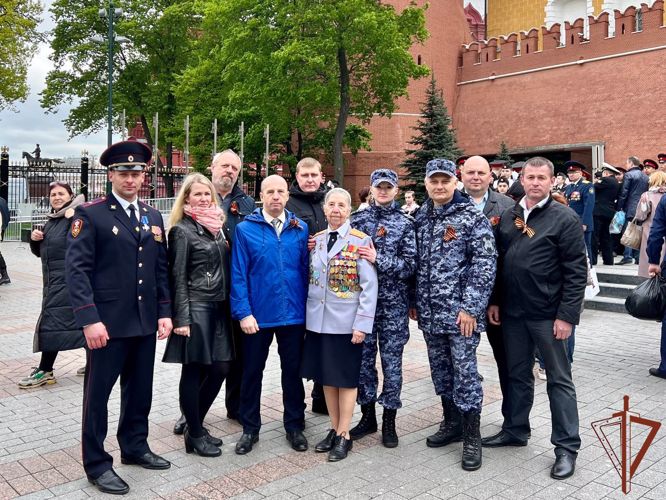Сотрудники Центра специального назначения вневедомственной охраны Росгвардии возложили цветы к Могиле Неизвестного солдата