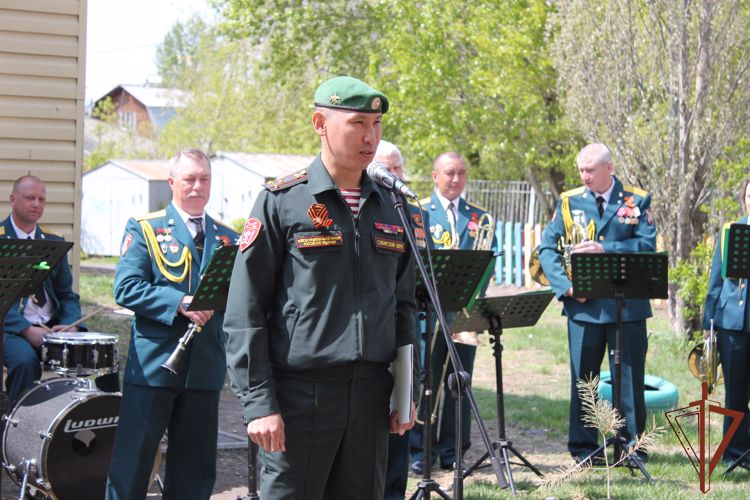 Военнослужащие Росгвардии поздравили с 85-летним юбилеем ветеранов внутренних войск
