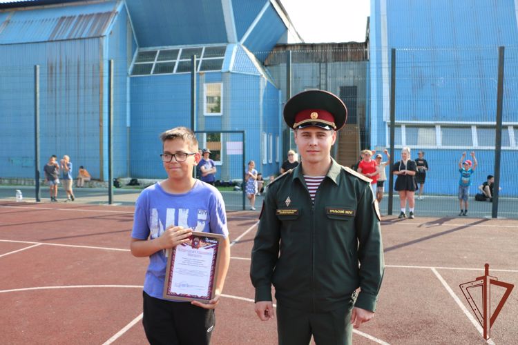 Военнослужащие озерской дивизии Росгвардии провели мастер-класс для воспитанников подшефного Центра помощи детям