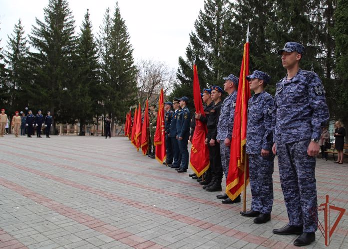 Ветеран Росгвардии воссоздает копии боевых знамен дивизий, сформированных на Южном Урале во времена ВОВ (видео)