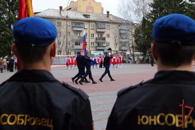 Ветеран Росгвардии воссоздает копии боевых знамен дивизий, сформированных на Южном Урале во времена ВОВ (видео)