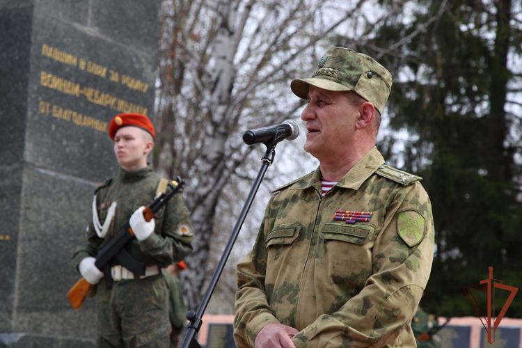 Ветеран Росгвардии воссоздает копии боевых знамен дивизий, сформированных на Южном Урале во времена ВОВ (видео)