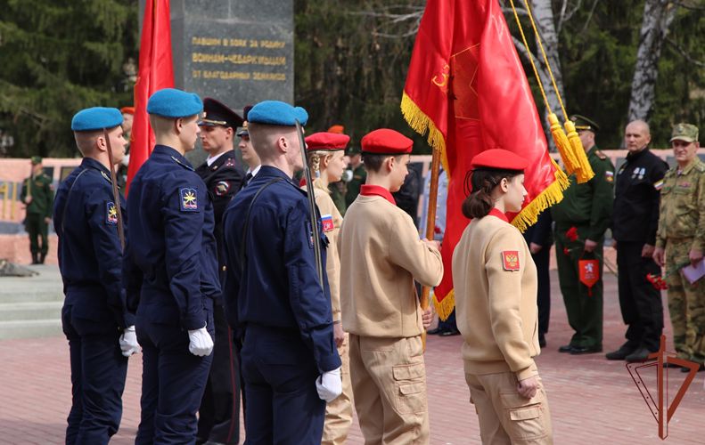 Ветеран Росгвардии воссоздает копии боевых знамен дивизий, сформированных на Южном Урале во времена ВОВ (видео)