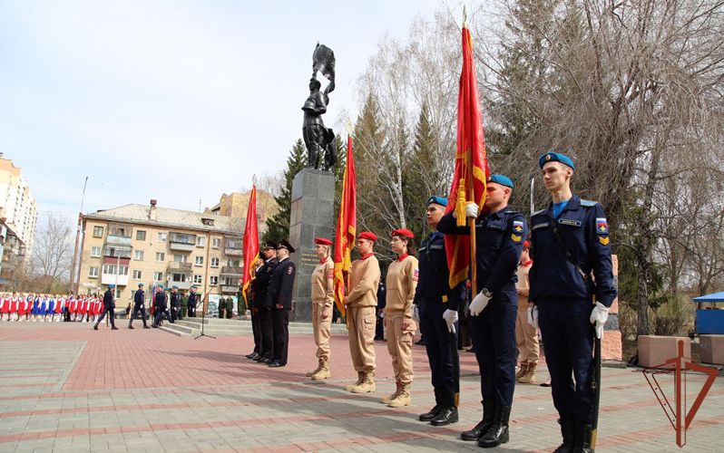 Ветеран Росгвардии воссоздает копии боевых знамен дивизий, сформированных на Южном Урале во времена ВОВ (видео)