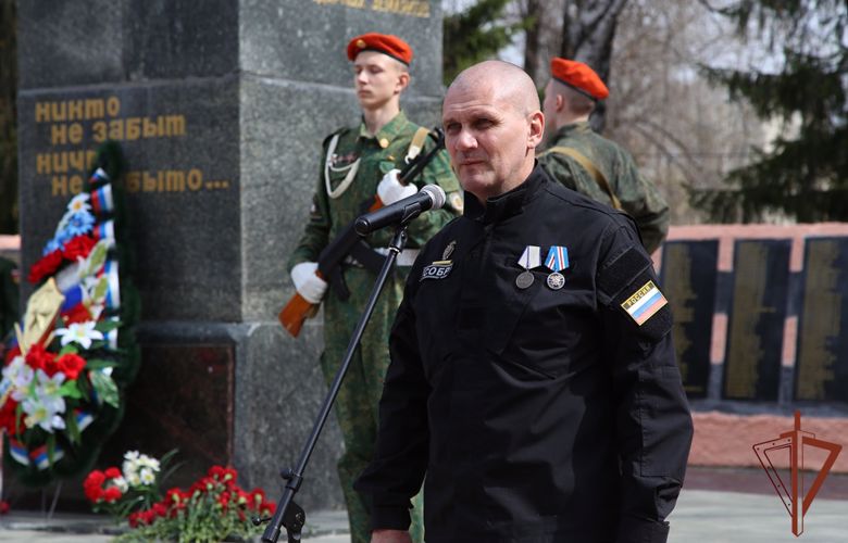 Ветеран Росгвардии воссоздает копии боевых знамен дивизий, сформированных на Южном Урале во времена ВОВ (видео)