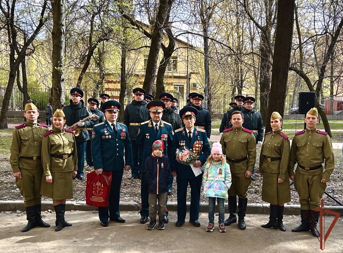 Росгвардейцы провели «Парад у дома ветерана» в Санкт-Петербурге