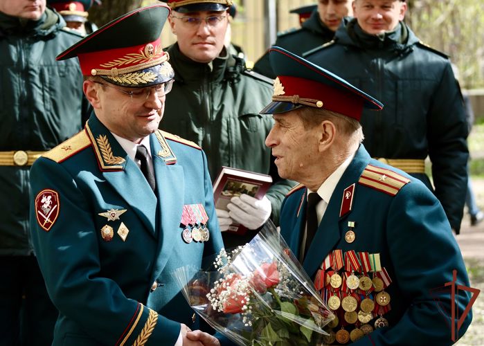 Росгвардейцы провели «Парад у дома ветерана» в Санкт-Петербурге
